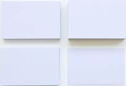 Vier weiße Papierstapel, im Rechteck angeordnet