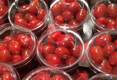 Rote Tomaten in Kunststoffverpackung